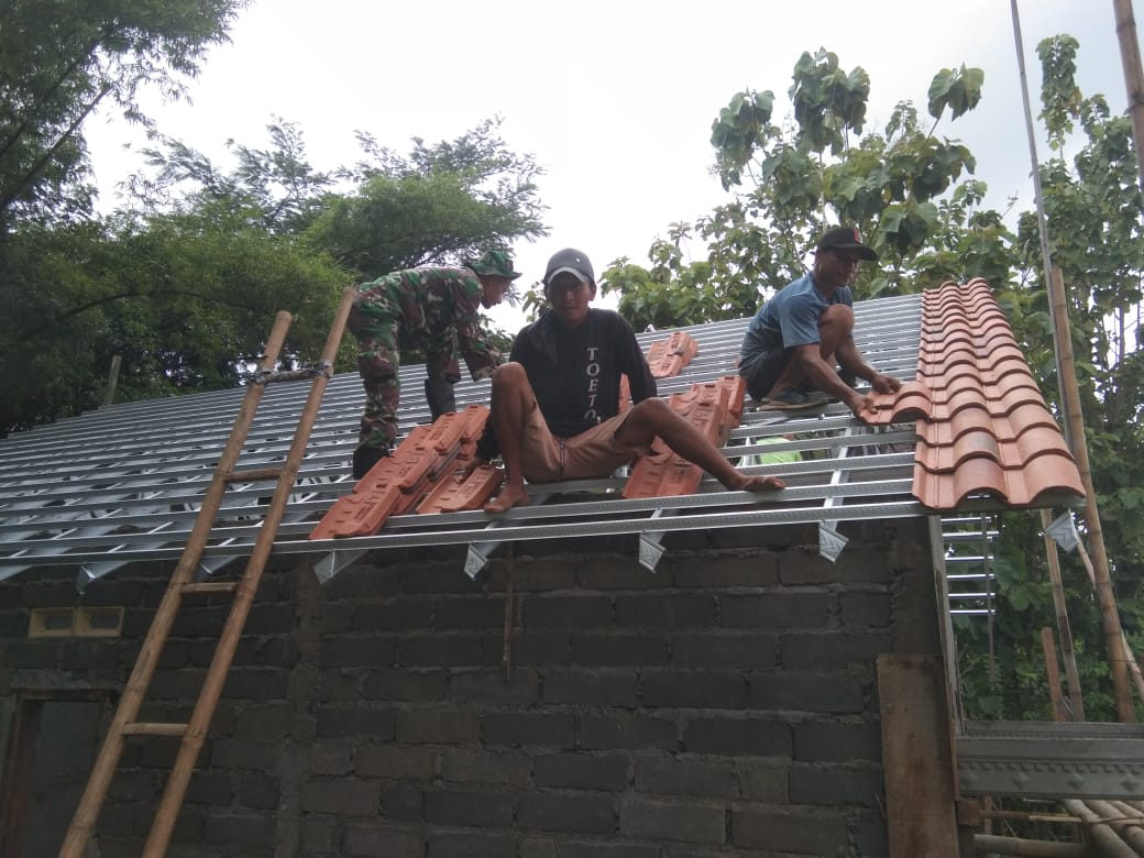Anggota Kodim 0726/Sukoharjo dan Warga Kompak,Pasang Genting RTLH milik ibu Rantiyem