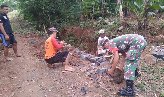 Babinsa Dukung Pembangunan Infrastruktur Desa Dologan