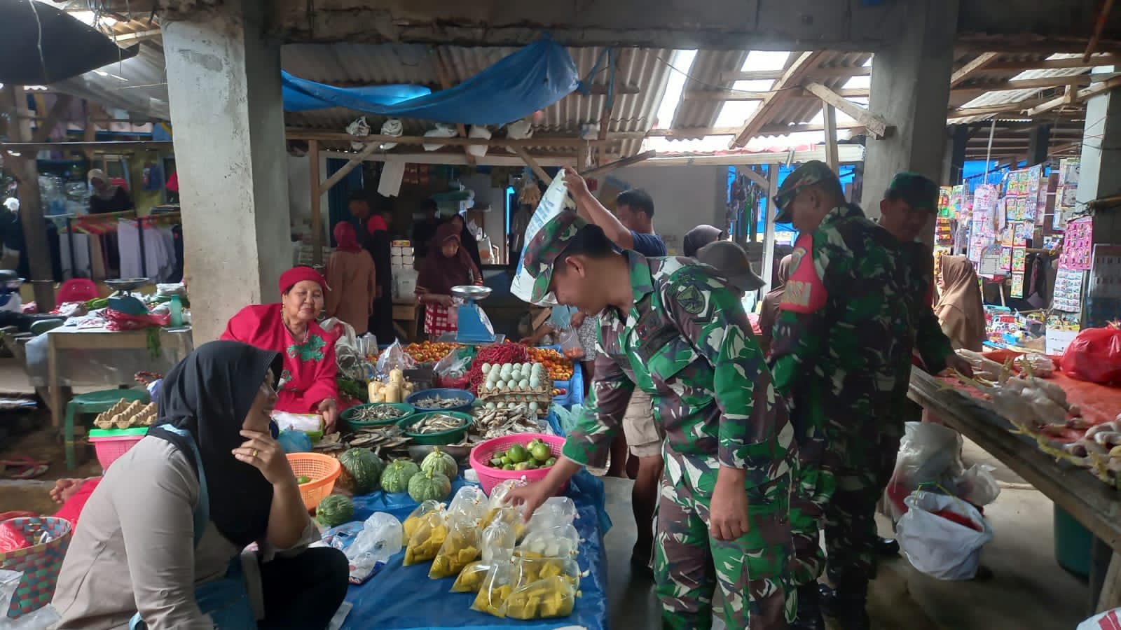 Implementasikan Perintah Presiden, Babinsa Kodim 0421/LS Turun Kepasar Mengecek Kestabilan Harga  Sembako.
