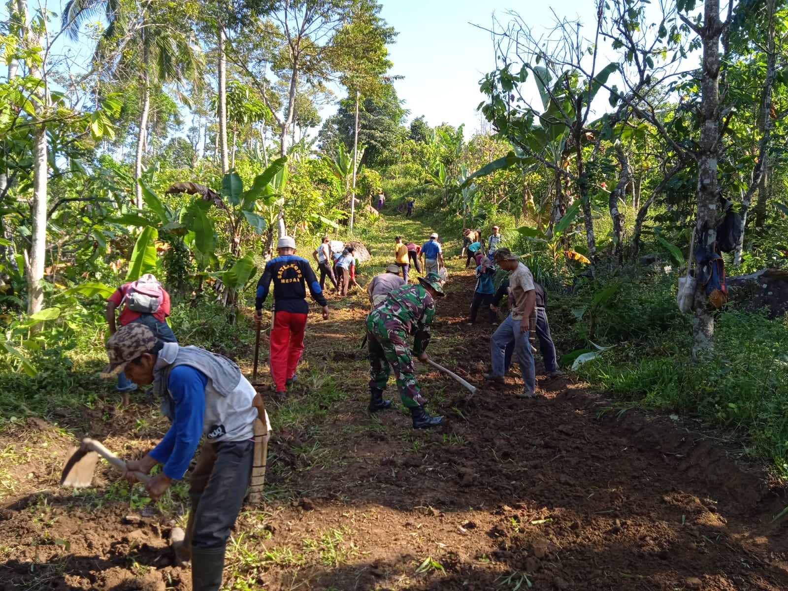 Wujud kepedulian Babinsa Kodim 0421/Ls melaksanakan Karya bakti Pembersihan Jalan