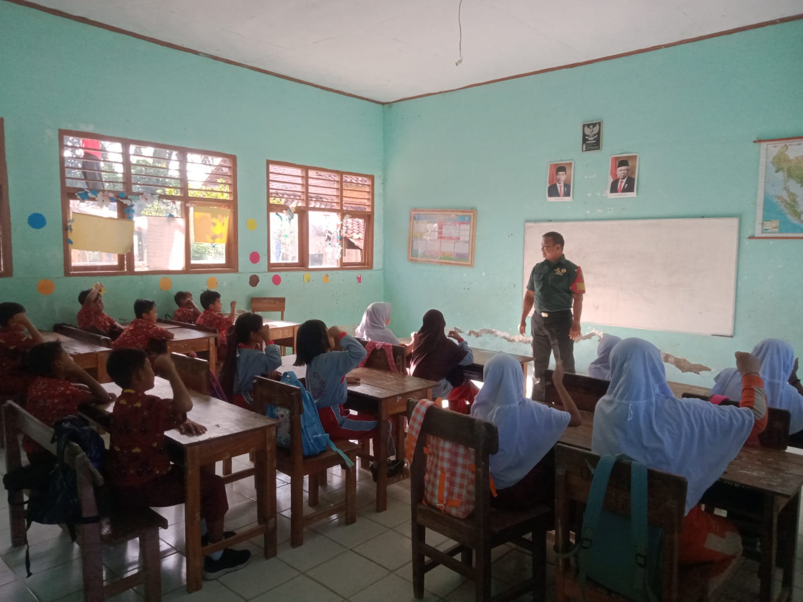 Babinsa Kodim 0421/Ls Berikan Materi Cinta Tanah Air Bagi Pelajar Sekolah Dasar