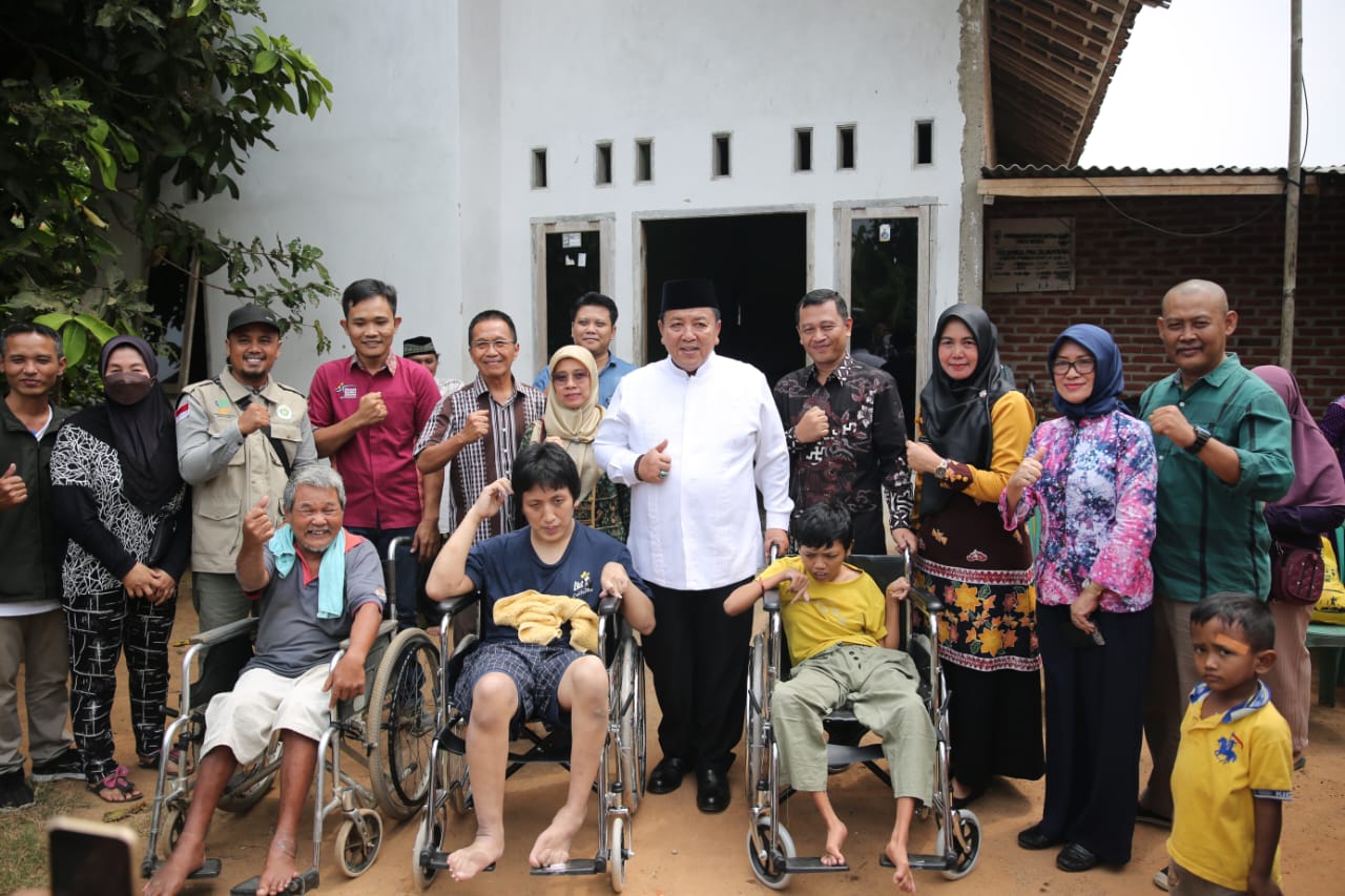 Gubernur Arinal, Beri Bantuan Kursi Roda Untuk Warga Difabel di Kita Metro