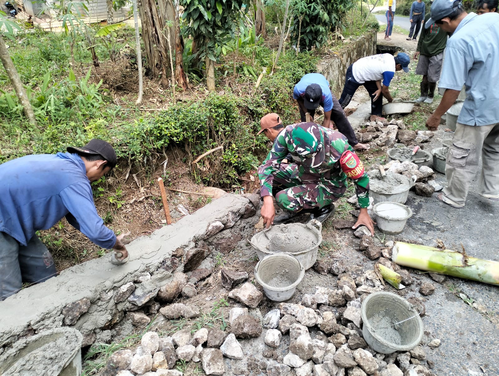 Kerja Bakti Pembangunan Talud Jalan Bentuk Kedekatan Babinsa Kodim 0421/LS Dengan Warga