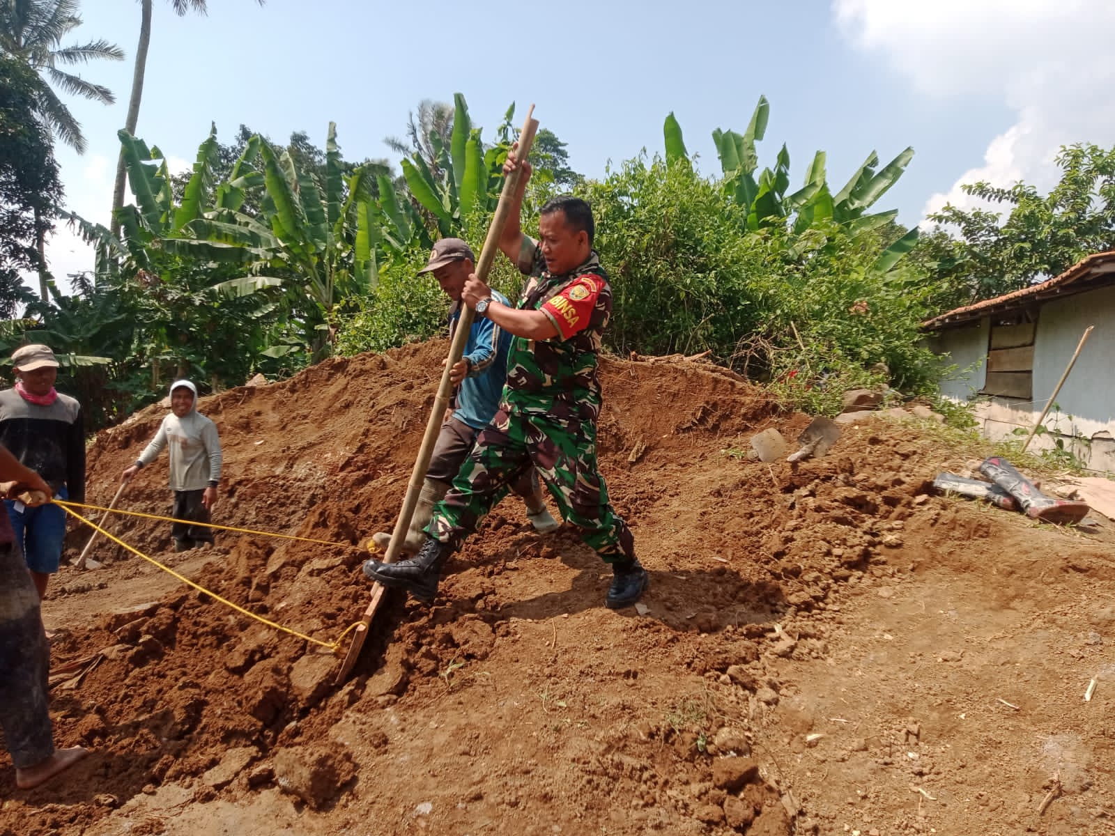 Tanamkan Jiwa Gotong Royong Babinsa Kodim 0421/Ls Luangkan Waktu Bantu Warga penimbunan Rumah