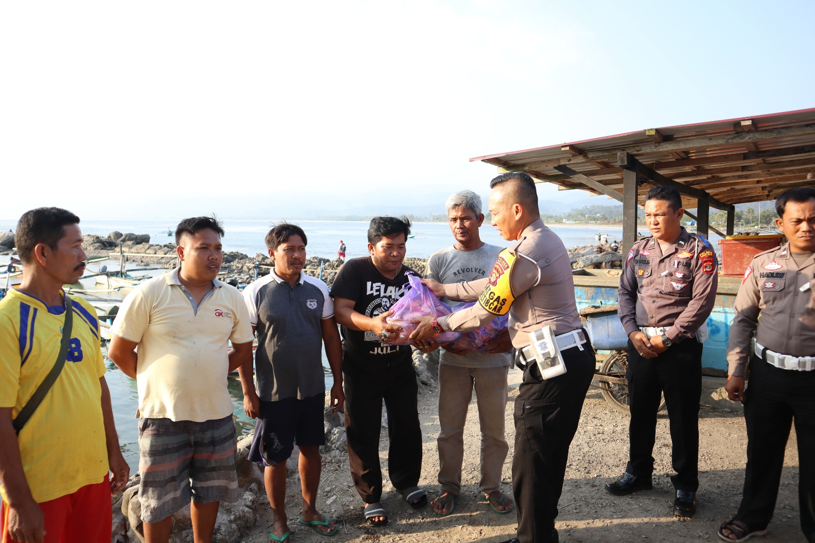 Satlantas Polres Pesibar Gelar Bakti Sosial di Kampung Nelayan bentuk peduli polri kepada masyarakat