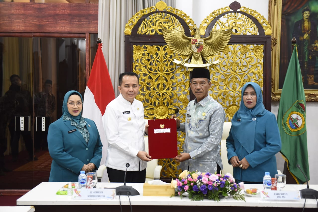 PJ. Gubernur Agus Fatoni Serahkan Surat Tugas Plt. Bupati OKI kepada Dja’far Shodiq