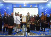 Pj Gubernur Agus Fatoni dan Pj Ketua TP PKK Sumsel Tyas A. Fatoni Diberi Gelar Adat Suttan dan Ratu oleh Lembaga Adat OKU Timur