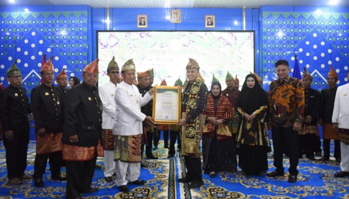 Pj Gubernur Agus Fatoni dan Pj Ketua TP PKK Sumsel Tyas A. Fatoni Diberi Gelar Adat Suttan dan Ratu oleh Lembaga Adat OKU Timur
