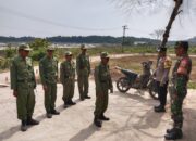 Kompak!!! Babinsa Kodim 0421/LS dan Bhabinkamtibmas Polres Pesawaran Berikan Pelatihan PBB kepada Linmas