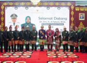 Pj Gubernur Sumsel Agus Fatoni dan Pj Ketua PKK Sumsel Mendapat Gelar Adat Kabupaten Muara Enim