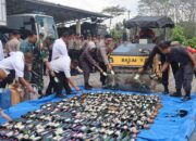 Jelang Nataru, Ribuan Botol Miras berbagai Merk dan ukuran di musnahkan.
