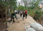 Manunggal bersama Rakyat, Babinsa Kodim 0421/LS Gotong Royong Membangun Jalan Desa