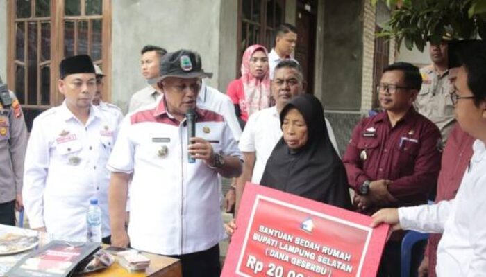Bupati Lampung Selatan Kembali Gulirkan Bantuan Bedah Rumah Kepada Warganya Di Desa Ketapang