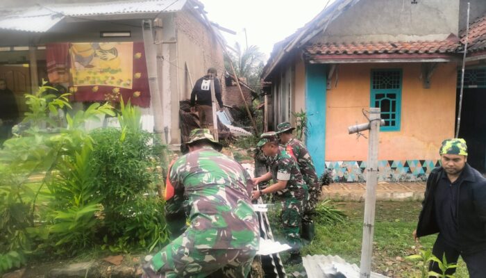 35 rumah tersapu puting beliung, TNI turun bantu pembersihan di Merbau Mataram -Lamsel.