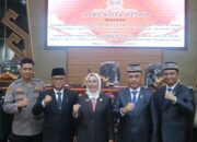 Warga Sambut Antusias Paripurna Penetapan Bambang- Rafieq Jadi Walikota dan Wakil Walikota Metro