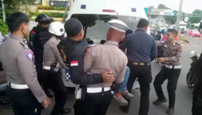Aksi Heroik Polisi Tangani Kecelakaan saat Macet Parah di Puncak