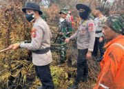 Tim Gabungan Kepolisian Sosialisasi Pencegahan Karhutla Door to Door di Kayong Utara