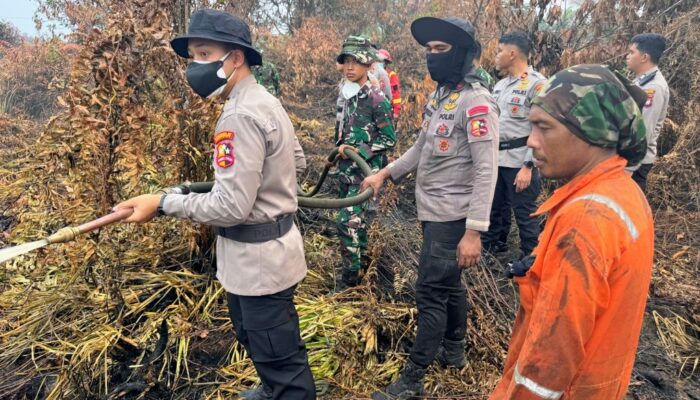 Tim Gabungan Kepolisian Sosialisasi Pencegahan Karhutla Door to Door di Kayong Utara