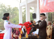 Kajari Lampung Tengah Dr. Rita Susanti   Pimpin Upacara Penurunan Sang Merah Putih 