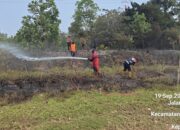 Kapolsek Batam Kota Dibawah Pimpinan AKP Benny Syahrizal S.H, M.H Bersama Tim Damkar BP Batam Cepat Tanggap Tangani Kebakaran Ilalang Di lahan Kosong Bercelona Residen