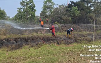 Kapolsek Batam Kota Dibawah Pimpinan AKP Benny Syahrizal S.H, M.H Bersama Tim Damkar BP Batam Cepat Tanggap Tangani Kebakaran Ilalang Di lahan Kosong Bercelona Residen