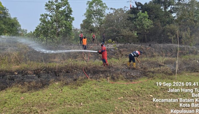Kapolsek Batam Kota Dibawah Pimpinan AKP Benny Syahrizal S.H, M.H Bersama Tim Damkar BP Batam Cepat Tanggap Tangani Kebakaran Ilalang Di lahan Kosong Bercelona Residen
