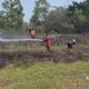 Kapolsek Batam Kota Dibawah Pimpinan AKP Benny Syahrizal S.H, M.H Bersama Tim Damkar BP Batam Cepat Tanggap Tangani Kebakaran Ilalang Di lahan Kosong Bercelona Residen