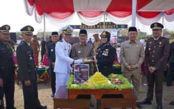 HUT ke-81 TNI, Polres Lampung Utara Berikan Kejutan Tumpeng ke Jajaran TNI