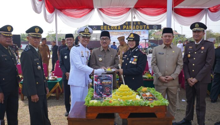 HUT ke-81 TNI, Polres Lampung Utara Berikan Kejutan Tumpeng ke Jajaran TNI