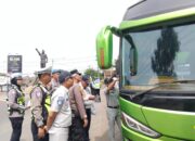 Operasi Patuh Krakatau 2026, Polres Lampung Utara Bagikan 100 Brosur Imbauan Keselamatan Berlalu Lintas Kepada Pengguna Jalan
