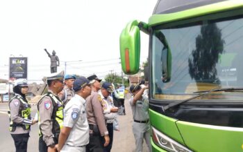 Operasi Patuh Krakatau 2026, Polres Lampung Utara Bagikan 100 Brosur Imbauan Keselamatan Berlalu Lintas Kepada Pengguna Jalan