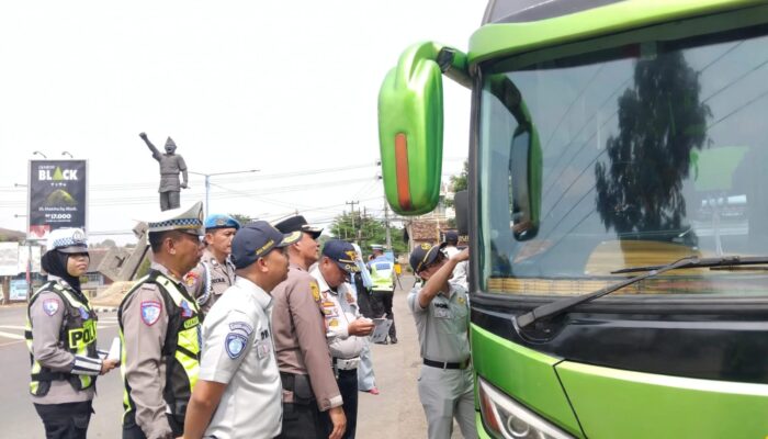 Operasi Patuh Krakatau 2026, Polres Lampung Utara Bagikan 100 Brosur Imbauan Keselamatan Berlalu Lintas Kepada Pengguna Jalan