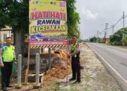 Operasi Patuh Krakatau 2026, Polres Lampung Utara Edukasi Pengguna jalan Dengan Pasang Banner Imbauan Keselamatan di Jalinsum