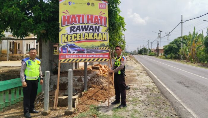 Operasi Patuh Krakatau 2026, Polres Lampung Utara Edukasi Pengguna jalan Dengan Pasang Banner Imbauan Keselamatan di Jalinsum